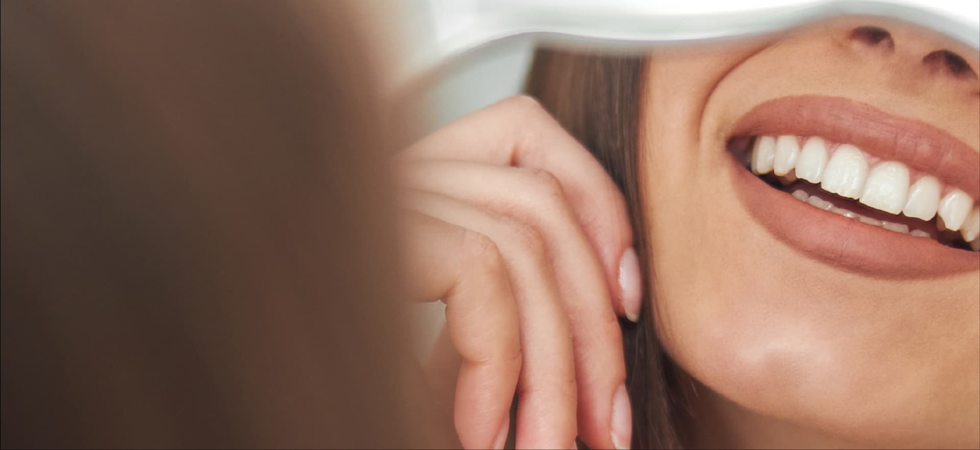 Paciente sorrindo após tratamento dentário na Dental Médica